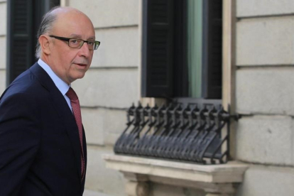 El ministro de Hacienda, Cristobal Montoro, en el patio del Cogreso de los Diputados-JUAN MANUEL PRATS