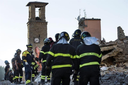 Agentes de rescate buscan entre los escombros del terremoto en la localidad de Amatrice.-EFE