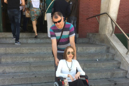 Una ciudadana en silla de ruedas ve dificultadado votar debido a las barreras arquitectónicas del colegio electoral Iesve de Ponferrada-ICAL