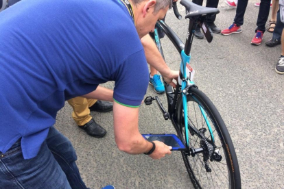 Inspectores de la UCI inspeccionan la bici de Chris Froome durante el Tour del 2016.-EL PERIÓDICO
