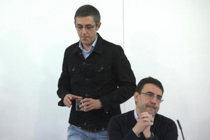 El diputado Eduardo Madina y el portavoz de la gestora, Mario Jiménez, este viernes en la sede del PSOE.-