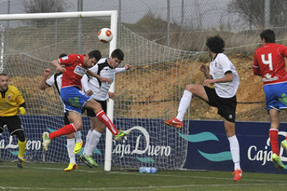 El Numancia B empató sin goles ante el Salmantino. / DIEGO MAYOR-