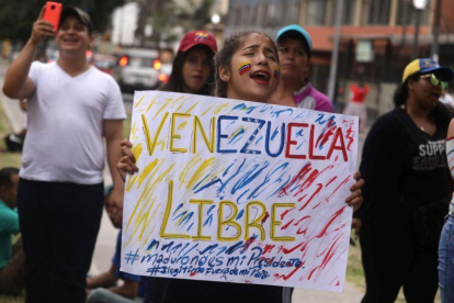 Venezolanos residentes en Perú protestan contra la segunda legislatura de Nicolás Maduro.-MARIANA BAZO (REUTERS)