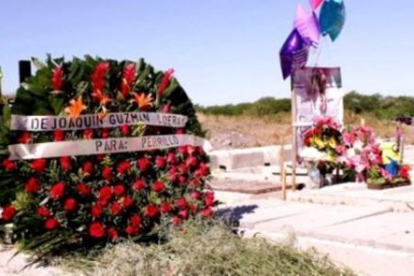 Ofrenda floral dejada a nombre de el 'chapo' Guzmán en la tumba de un narcotraficante amigo.-JUAN CARLOS CRUZ / SEMANARIO PROCESO