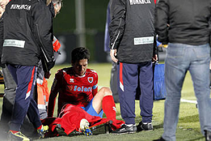 Del Pino en el momento de ser atendido tras la lesión ante el Castilla. / Área 11-