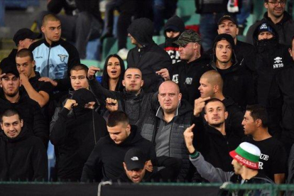 Ultras búlgaros durante el partido contra Inglaterra del lunes en Sofía.-EFE / GEORGI LICOVSKI