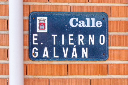 Rótulo de la calle Enrique Tierno Galván.-MARIO TEJEDOR