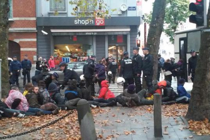 Manifestantes retenidos en Bruselas.-TWITTER/@RSANTURTZI