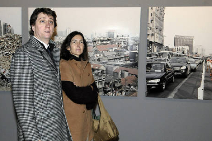 Carlos Martínez junto a Ángeles González-Sinde posando frente a unas fotografías expuestas en la antigua sede del Banco de España. / ÁLVARO MARTÍNEZ-