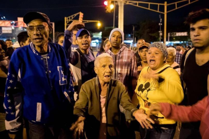 Venezuela vive una Navidad con protestas por la escasez de gas doméstico, alimentos y agua.-/ EFE / MIGUEL GUTIERREZ