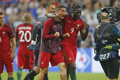 Cristiano y Eder, en la final de la Eurocopa.-Michael Probst