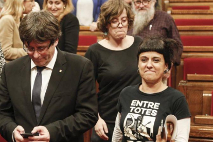 El president Puigdemont junto a Anna Gabriel y Eulàlia Reguant.-JULIO CARBÓ