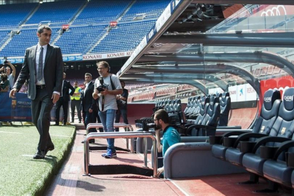 Valverde, en el banquillo del Camp Nou.-JORDI COTRINA