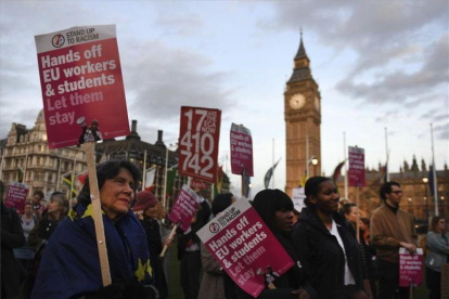 Varias personas manifiestan con pancartas delante del Parlamento en Londres, Reino Unido, el pasado lunes.-EFE
