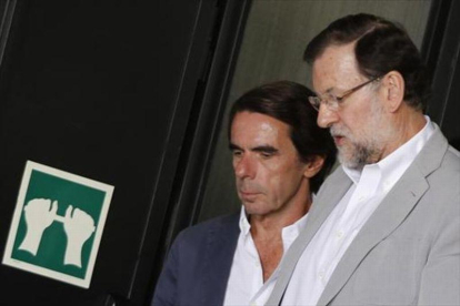 José María Aznar y Mariano Rajoy, en una imagen de archivo.-JUAN MANUEL PRATS