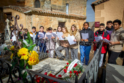 Los alumnos del IES Machado visitan la tumba y la capilla de Leonor. MARIO TEJEDOR (13)