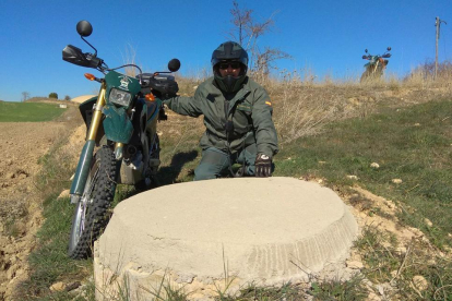 Agente de la Guardia Civil junto a un pozo tapado-HDS