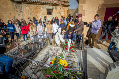 Los alumnos del IES Machado visitan la tumba y la capilla de Leonor. MARIO TEJEDOR (2)