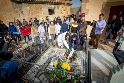 Los alumnos del IES Machado visitan la tumba y la capilla de Leonor. MARIO TEJEDOR (3)