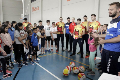 Los jugadores de la selección absoluta de voleibol, con los pupilos que acudieron a la jornada de captación del Río Duero.-LUIS ÁNGEL TEJEDOR