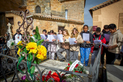 Los alumnos del IES Machado visitan la tumba y la capilla de Leonor. MARIO TEJEDOR (11)