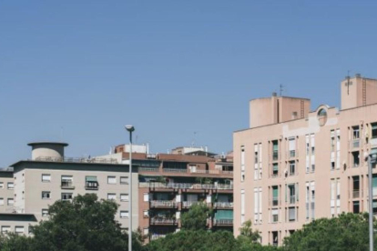 La compraventa de viviendas en Cataluña se dispara más de un 22% en abril.-EL PERIÓDICO