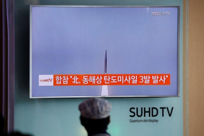 Un surcoreano mira un reportaje de televisión sobre el lanzamiento de un misil por parte de Corea del Norte.-KIM HONG-JI / REUTERS