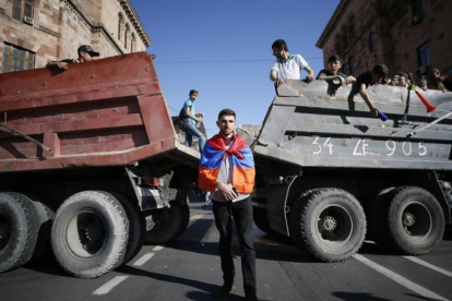 Opositores armenios bloquean una carretera.-/ GLEB GARANICH / REUTERS