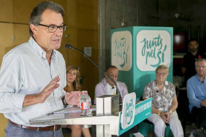 Artur Mas, Josep Maria Forné, Pare Manel y monja Vicky Molins en la rueda de prensa 'Un nou país per viure millor'.-Foto: FERRAN NADEU