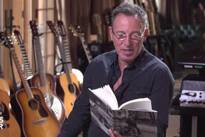Bruce Springsteen lee un pasaje de 'Born to Run' en la tele.-YOUTUBE / PBS NEWSHOUR