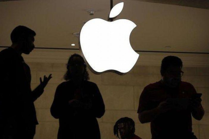 Empleados de una tienda minorista de Apple en Nueva York.-DREW ANGERER / GETTY IMAGES - AFP