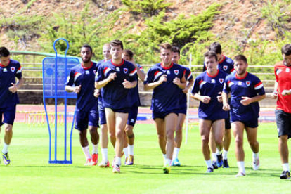 La plantilla del Numancia comenzó ayer la pretemporada en el anexo de Los Pajaritos. / ÁLVARO MARTÍNEZ-
