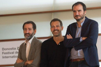 Jon Garano, Jose Mari Goenaga y Aitor Arregi, en San Sebastián.-AFP / ANDER GILLENEA