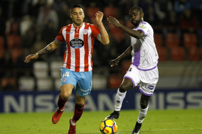 Diamanka pelea por el balón con un jugador del Lugo en uno de los partidos del Numancia fuera de Soria.-HDS