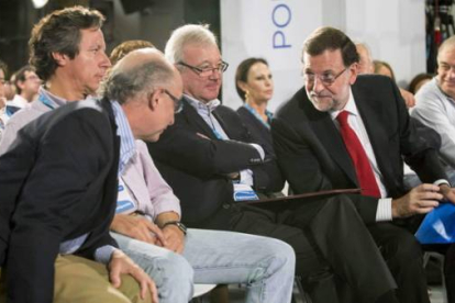 Rajoy habla con Cristóbal Montoro ante el presidente del PP de Murcia, Ramón Luis Valcárcel, y Carlos Floriano, durante la Intermunicipal del PP, este domingo en Murcia.-Foto: EFE / MARCIAL GUILLÉN