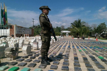 Un agente de policía vigila la zona donde se ha expuesto toda la droga, en Turbo (Colombia).-EFE