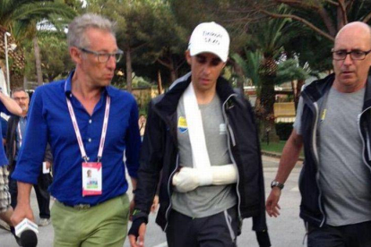 Contador, con el brazo en cabestrillo tras pasar unas pruebas radiológicas después de la caída.-Foto: PLANET CYCLING