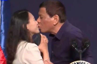 El beso forzado de Duterte a una mujer durante un acto desata una ola de críticas por misoginia.-YOUTUBE