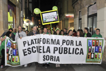 La manifestación contra los recortes educativos a su paso por El Collado.-VALENTÍN GUISANDE