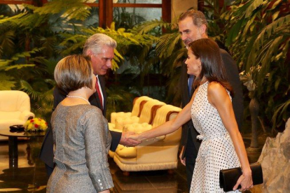 Los reyes de España son recibidos por el presidente de Cuba y su esposa.-EUROPA PRESS