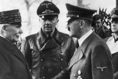Hitler estrecha la mano del mariscal Phillipe Petain en octubre de 1940 en la Francia ocupada.-AP