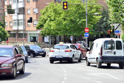 La avenida Mariano Vicén, a la altura de la delegación territorial de la Junta donde se permite el doble sentido de circulación. / ÁLVARO MARTÍNEZ-