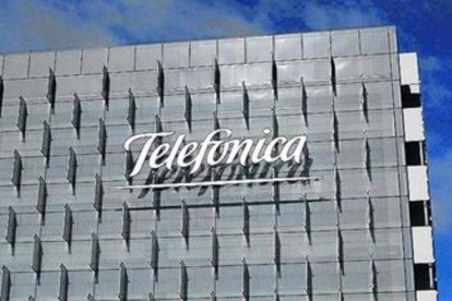 Imagen del cuartel general de Telefónica en Madrid, con el logotipo.-REUTERS