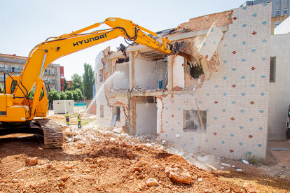 La demolición del edificio de consultas externas comenzó ayer para construir allí la unidad de radioterapia, entre otros servicios. MARIO TEJEDOR
