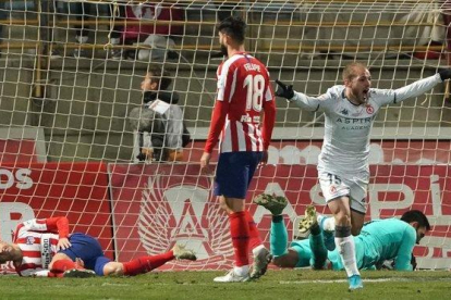 El delantero del Cultural Leonesa Antonio Adán celebra el gol que apeó al Atlético de la Copa.-