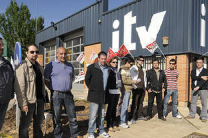 Trabajadores y representantes sindicales durante la jornada de huelga celebrada ayer por los trabajadores de la ITV de Soria. / V.G.-