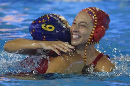 Laura Ester se abraza con Helena Lloret (de espaldas) tras lograr el bronce en los Euroepeos del 2018.-RFEN