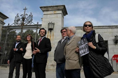 Familiares de víctimas de la guerra civil, frente a la entrada a la Basílica del Valle de los Caídos el pasado 23 de abril. En el centro, su abogado, Eduardo Ranz-JUAN MEDINA (REUTERS)