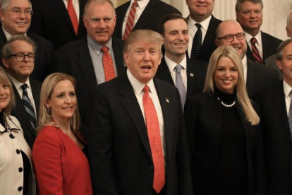 Trump (centro) posa con miembros de la asociación nacional de fiscales, en el ala este de la Casa Blanca, el 28 de febrero.-MARK WILSON