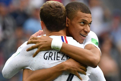 Mbappé y Griezmann se abrazan tras un gol-AFP / DIMITAR DILKOFF